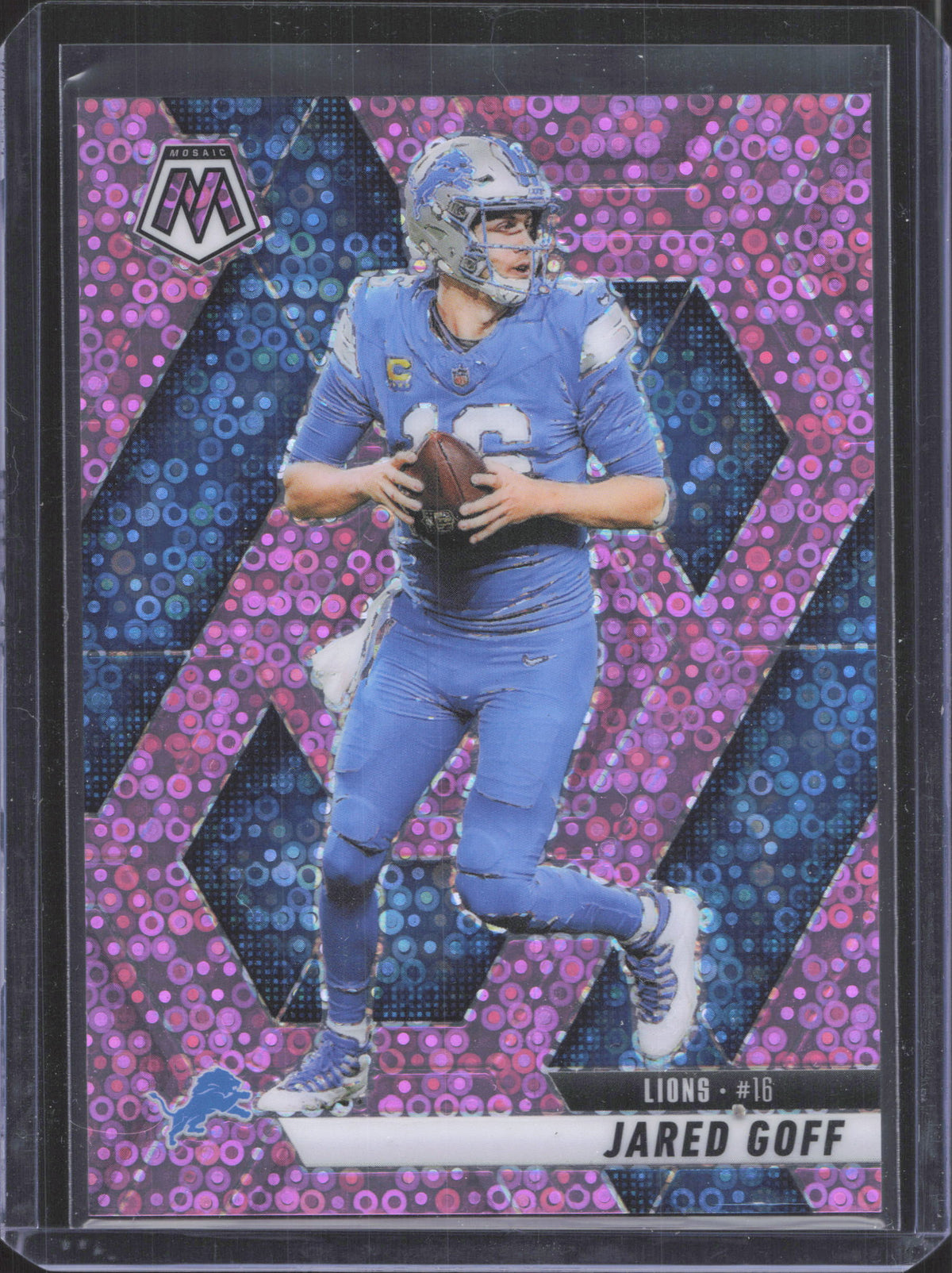 2025 Panini Mosaic Jared Goff #194 Mosaic No Huddle Pink 13/20